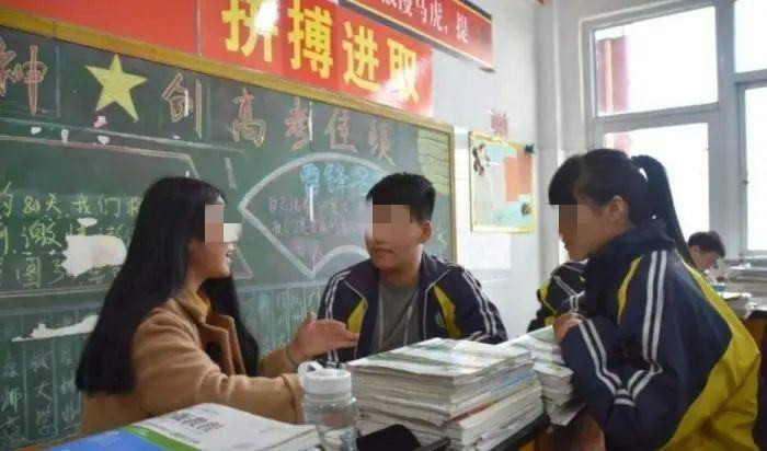 孩子在学校当鸡头还是凤尾比较好,孩子去普通班当鸡头还是进重点班