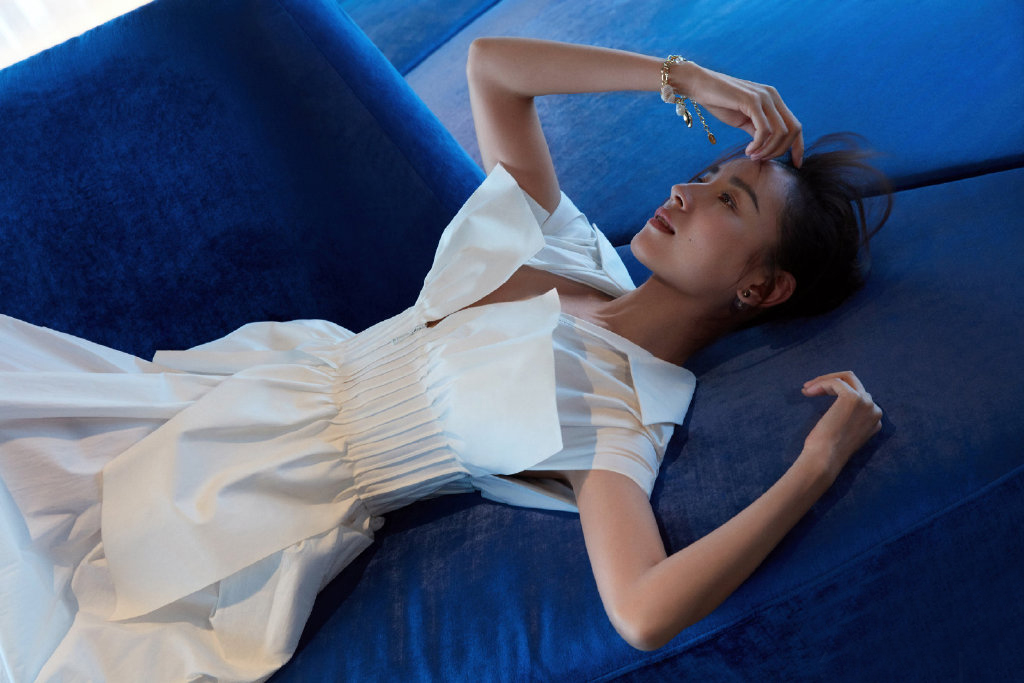 37岁董洁侧颜美如画,董洁穿黑色长裙出席活动