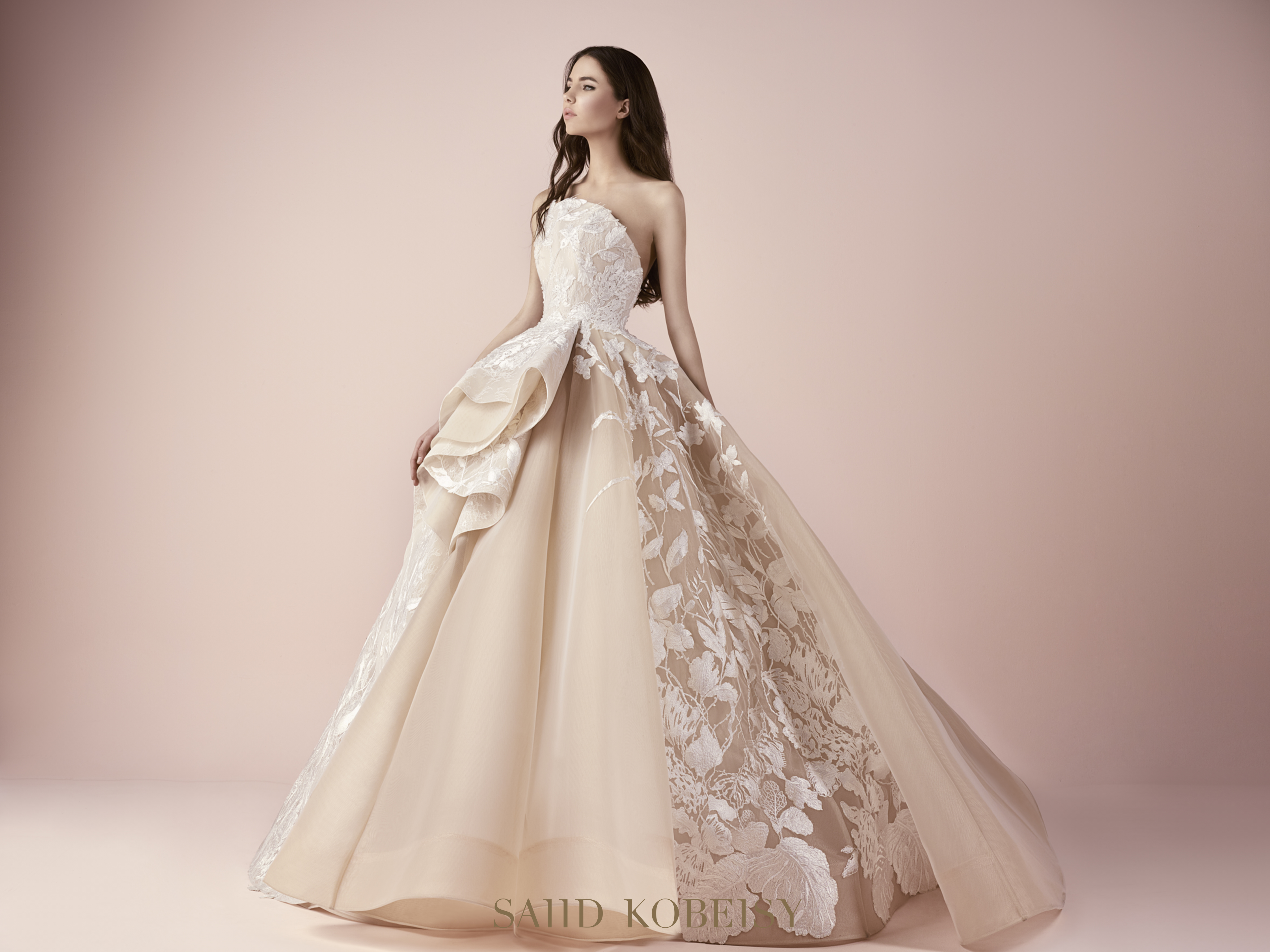 如何挑选合适自己的缎面婚纱,如何根据新娘身材挑选婚纱