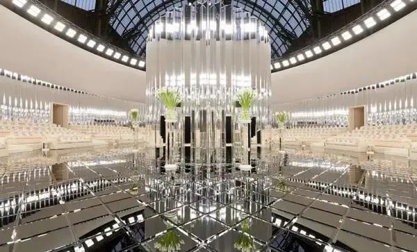 颠覆传统设计的时装秀,让你惊艳的时装秀场布置