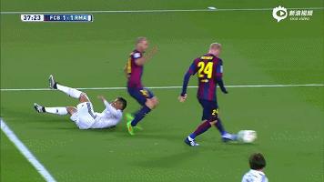 球王假装老人踢足球,内马尔假摔和c罗假摔哪个多