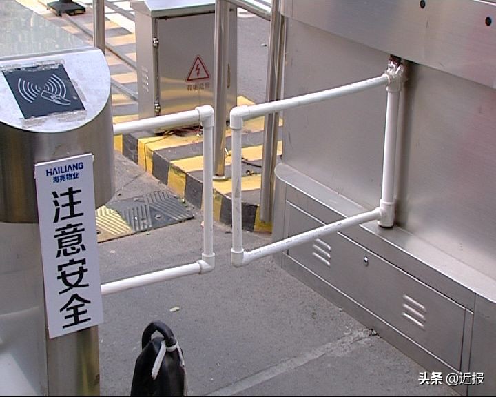 济南一小区，墙砖开裂用胶带粘？闸机坏了换塑料管！？业主：物业太有才了……