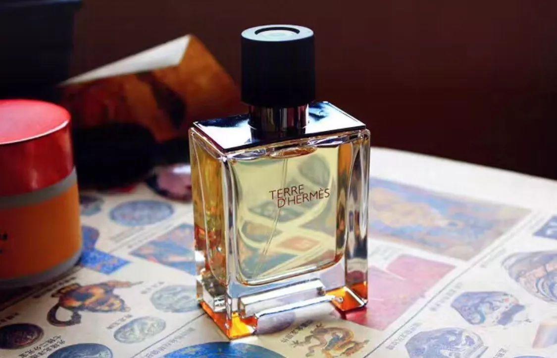 男士不腻好闻的香水大牌,公认最好闻的十大男士香水荷尔蒙