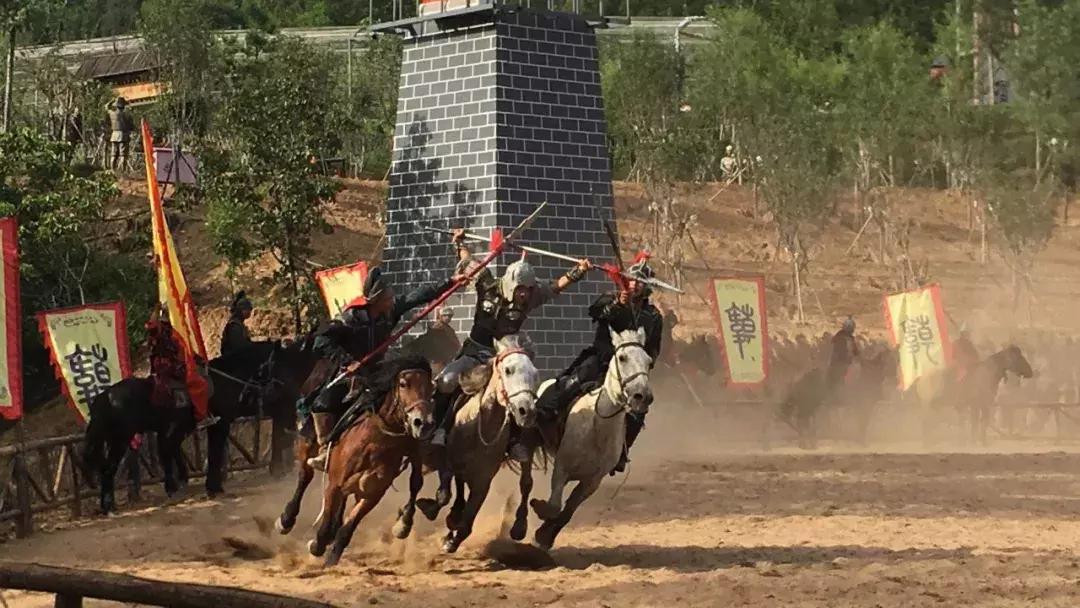 墨子古街观光小火车,中原雪乡晚上