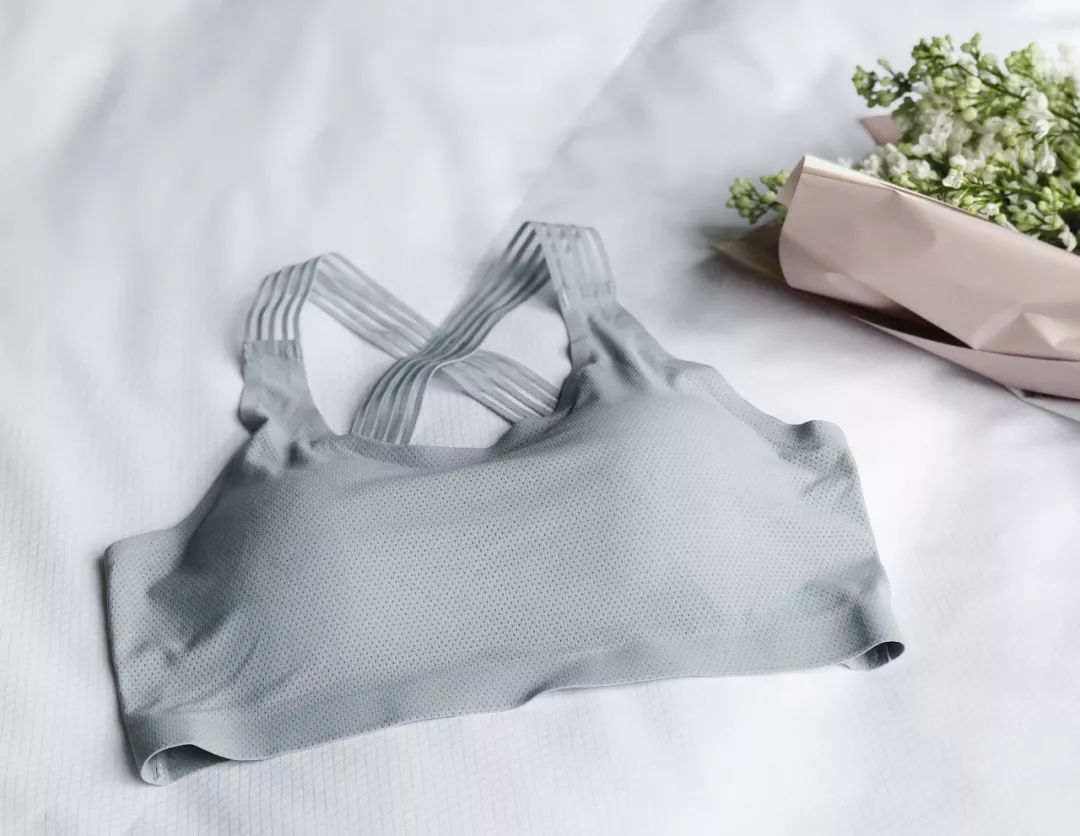 牛油果绿外套搭配什么裙子好看,牛油果绿小裙子配什么衣服好