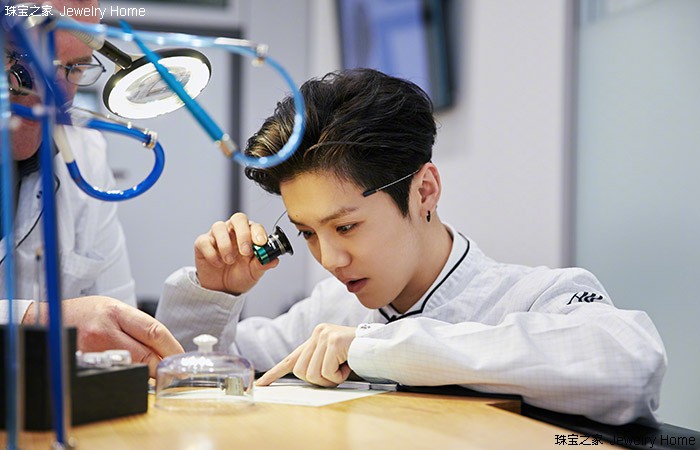 鹿晗关晓彤官宣戴的手表,鹿晗和关晓彤同款项链