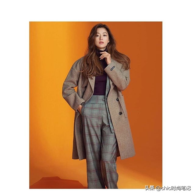 气质女王全智贤，条纹毛衣搭配卡其半裙，美翻了