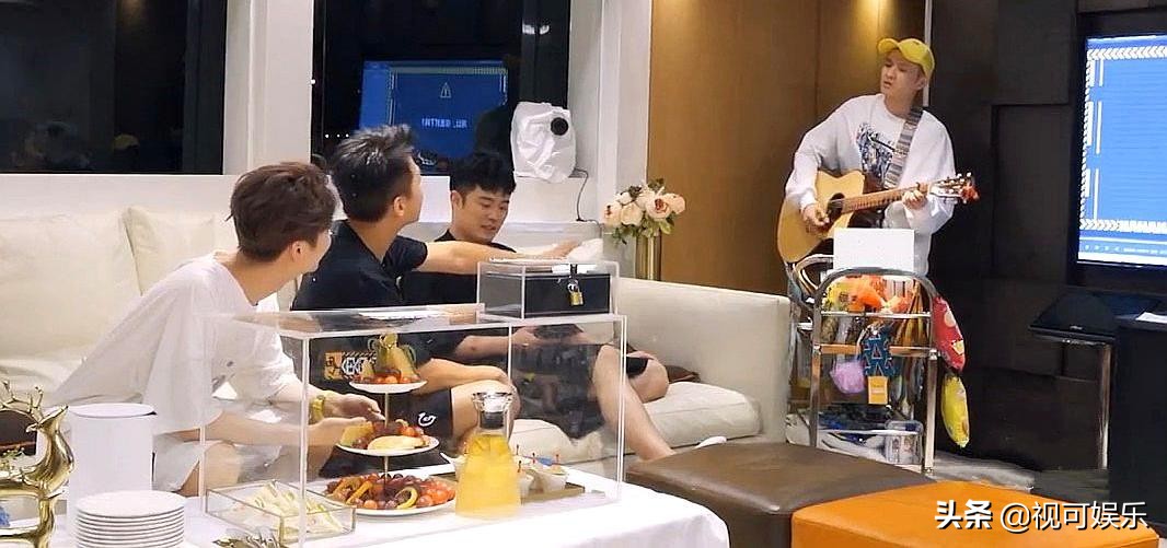 跑男三兄弟新综艺上线，鹿晗用裤衩擦嘴，陈赫成现实版“铁公鸡”