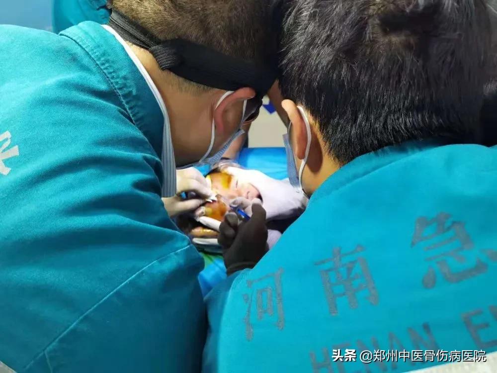 两岁患儿不慎磕破头,急诊人员温柔相待