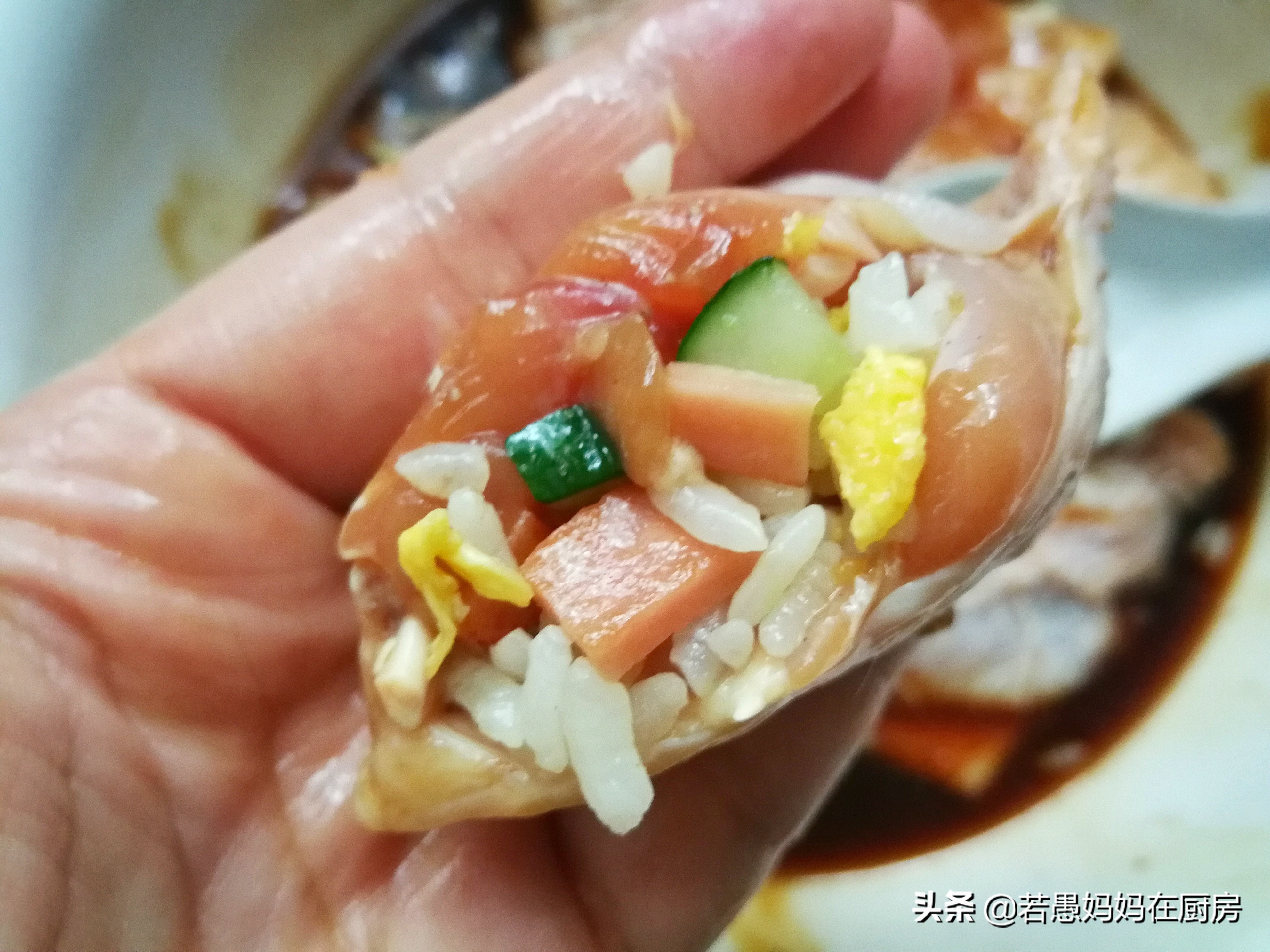 鸡翅包饭不用烤箱只用锅子,网红小吃鸡翅包饭视频