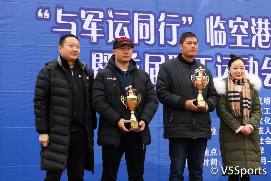 卓尔队长助阵“临空港杯”流浪者“破咒”夺冠
