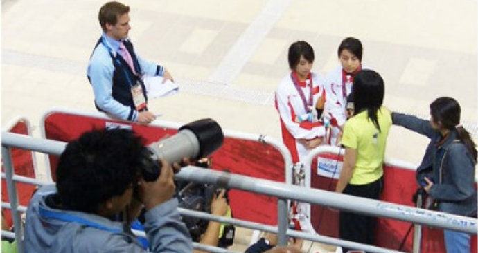 霍启刚背购物袋,霍启刚机场手捧郭晶晶的火炬