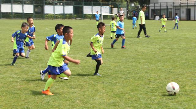 变向转身过人,转身过人和变向过人哪个实用