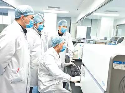 如何让党旗在战疫一线高高飘扬,党旗在抗疫一线高高飘扬视频