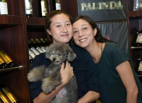 插足成龙家庭，被母亲骂“*鸡做**都没人要”，女儿离家改姓娶同性