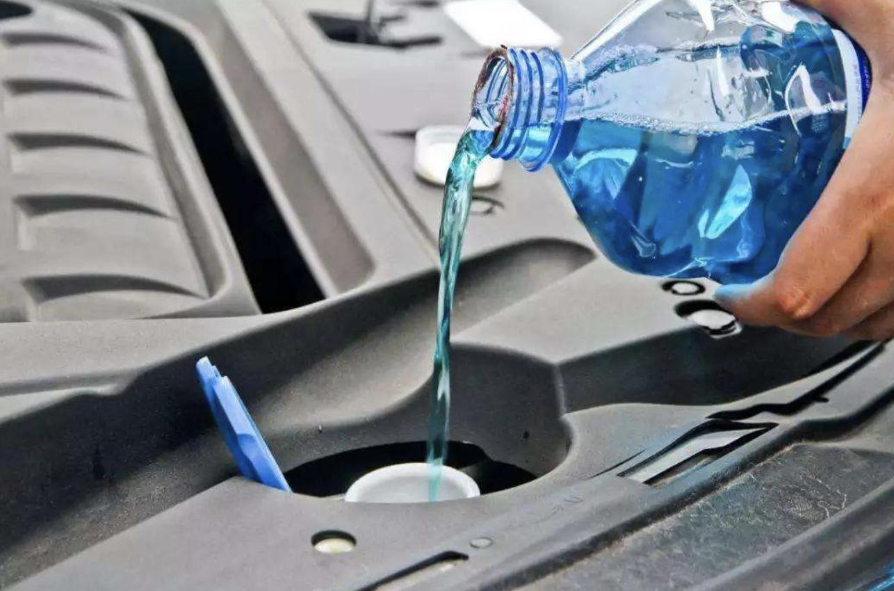 挡风玻璃去油膜有哪一些方法,汽车挡风玻璃有彩色油膜怎么处理