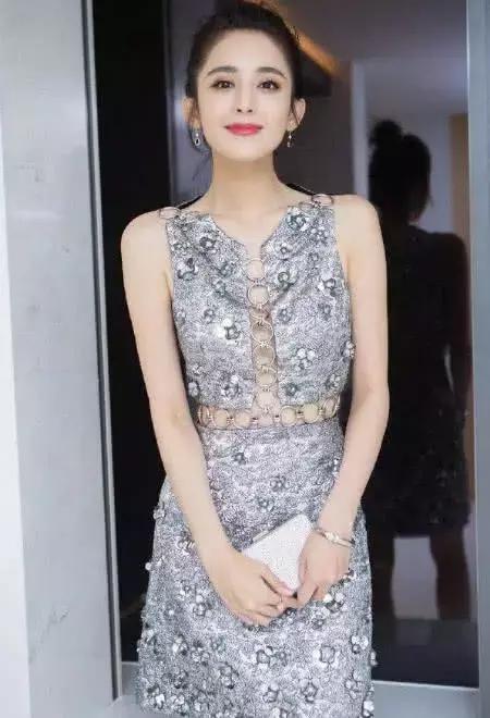 辛芷蕾中分休闲装参加活动,辛芷蕾大秀