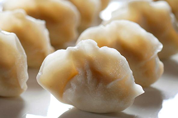 冻饺子是冷水蒸还是开水蒸几分钟,商用煮冻饺子放凉不烂不粘的诀窍