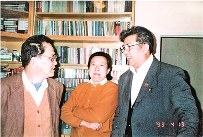 他的葬礼上，*放播**的是他作曲的《我和我的祖国》