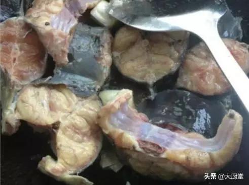 大蒜烧鲶鱼的正宗做法,大蒜烧鲶鱼鲶鱼要炸过吗