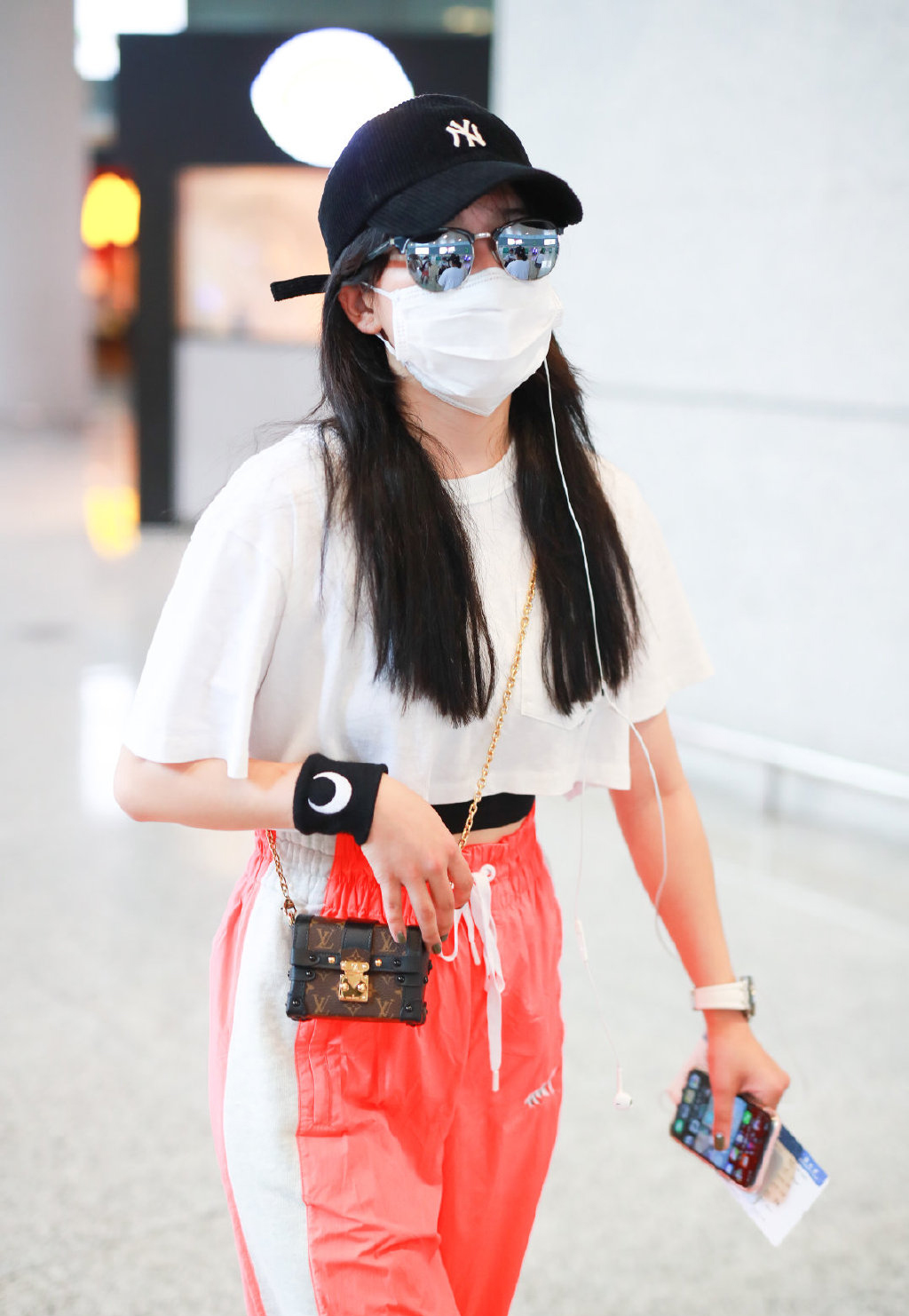 阚清子黑白运动装,阚清子穿衣真是新潮又酷飒