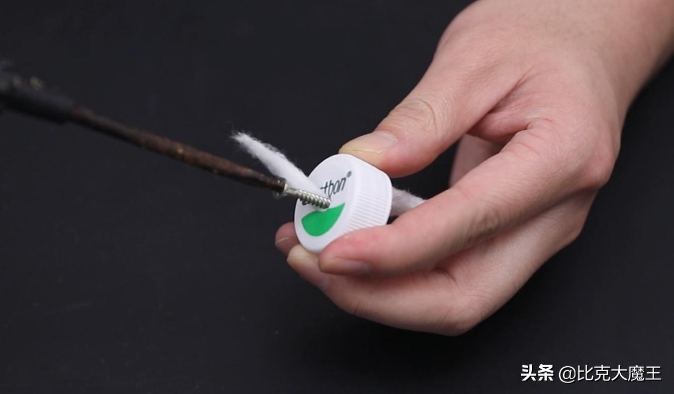 如何用塑料瓶做自动浇花神器,用塑料瓶做自动浇花器