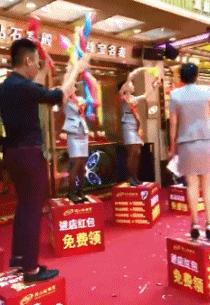 搞笑gif跟着妹子的节拍摇起来,敲锣打鼓甩头搞笑gif