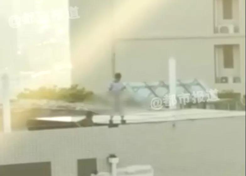32层楼顶有小孩在玩,小孩爬上32层楼顶玩