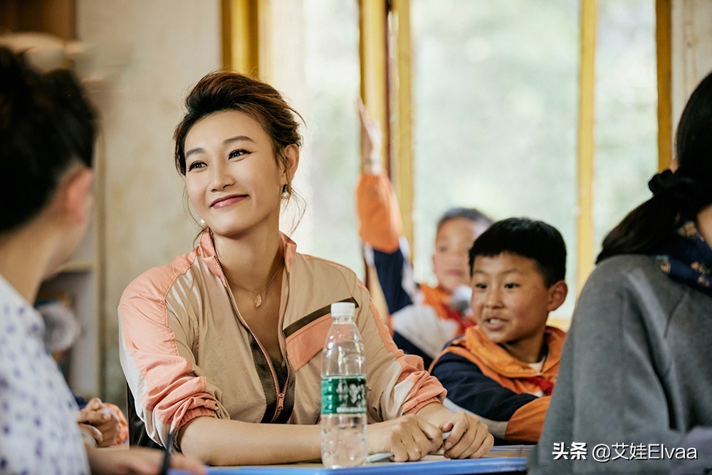 央视主持李梓萌竟然戴假发,央视主持人李梓萌罕见露素颜