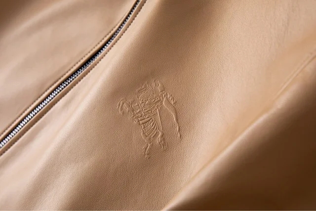 巴宝莉牌女款青果领皮衣的图片,巴宝莉经典款男士休闲皮衣