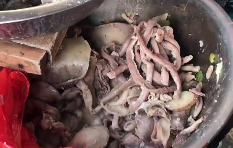 沧州大姐卖重口早餐，20多年仍是破烂小摊，客人都站着吃，味道好