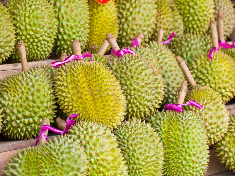 买榴莲要挑什么样的好吃,买榴莲挑裂口的还是不裂口的