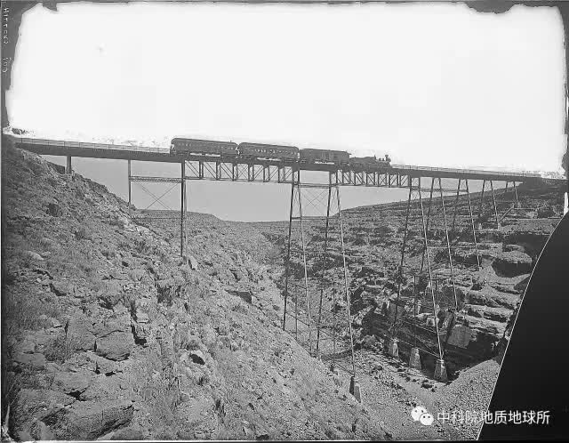 墨西哥海湾陨石撞击坑深度30km,较大的陨石撞击坑又称环形山