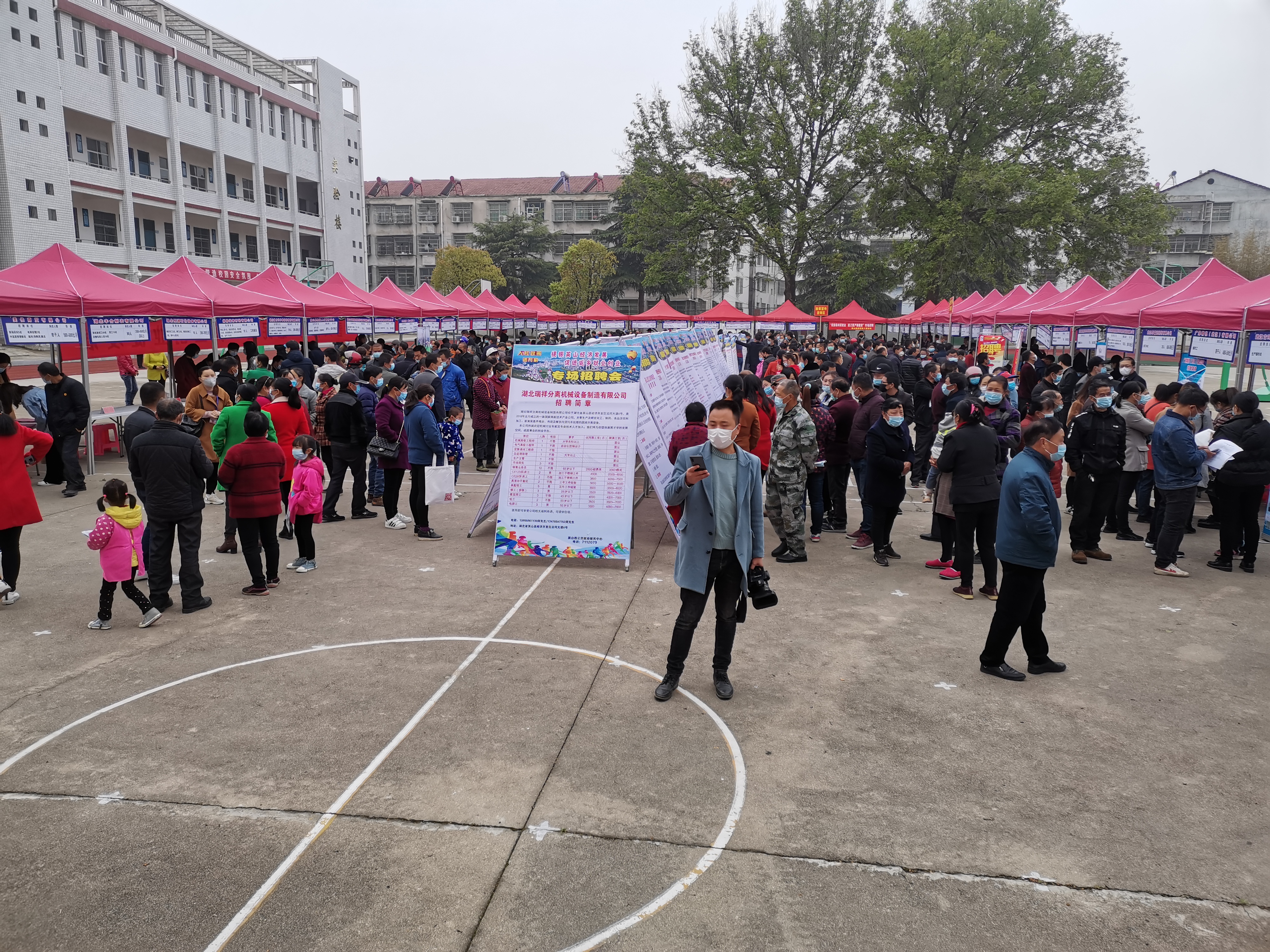 劳务对接贴心送岗到家两地携手全程返岗到位——武汉开发区赴英山县开展劳务对接，助力农民工返岗复工