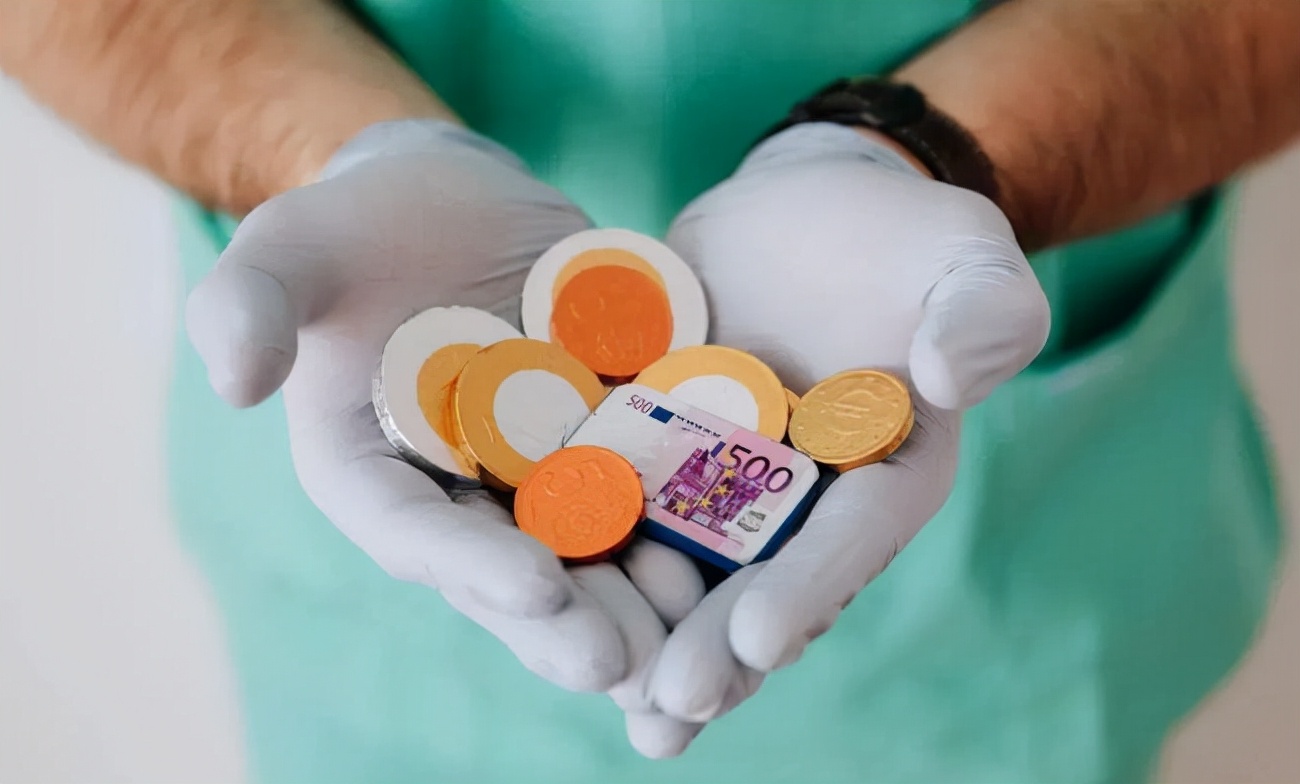 二手车压坏百万名表，合理合规天衣无缝，“巧合”成最大破绽