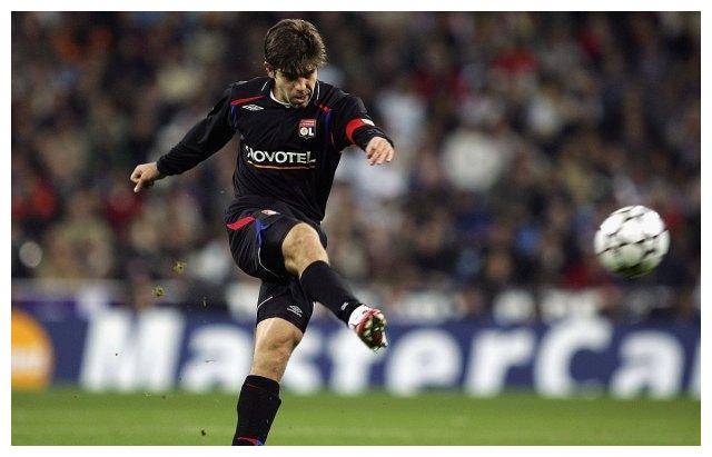 足坛十大任意球大师第一位,任意球大师第四名贝克汉姆