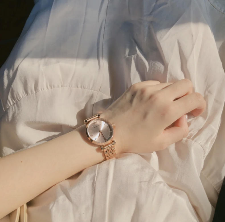 阿玛尼满天星手表送女生,阿玛尼满天星手表买回来不用调吗