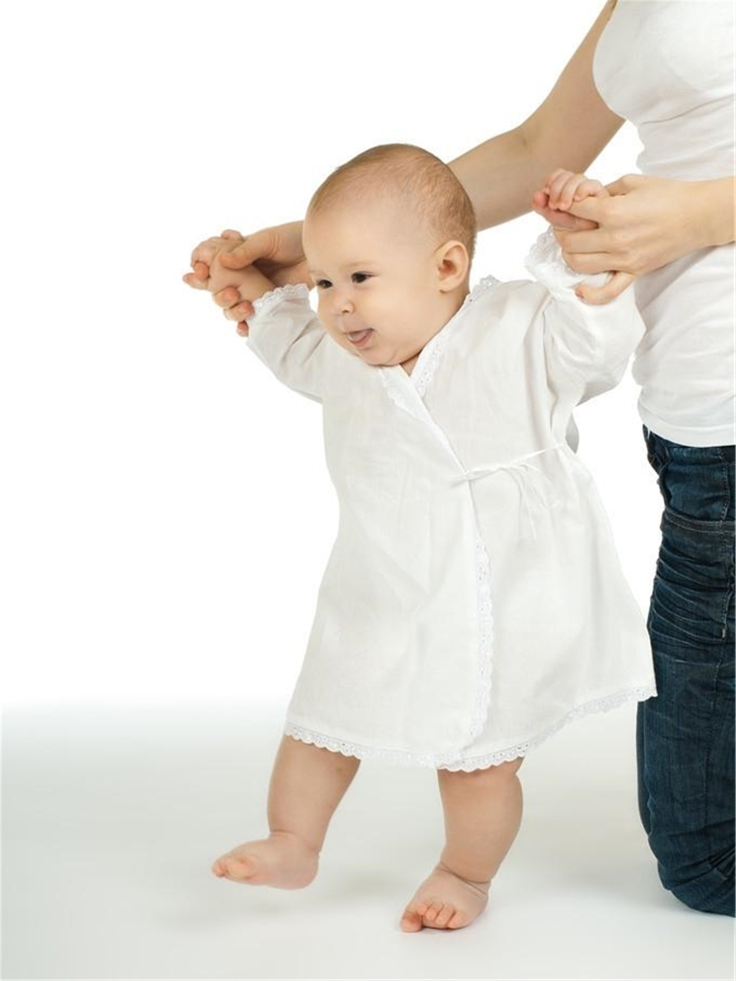 牵着宝宝的一只手学走路,牵着宝宝学走路的带子