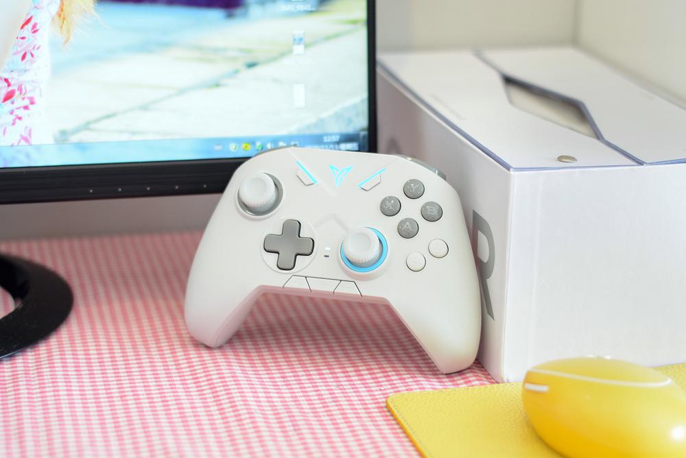 飞智黑武士2和xboxone手柄,飞智黑武士2和雷神g50手柄对比