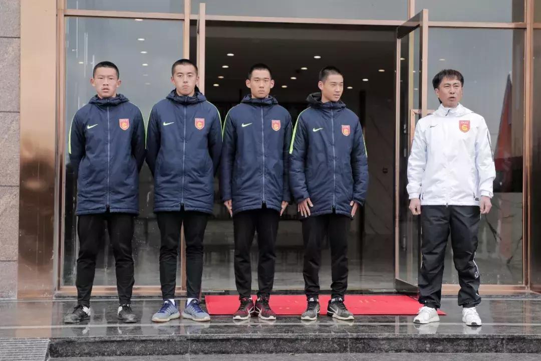 只5天时间就练出了感情——河北华夏梯队队员搂着教官依依不舍