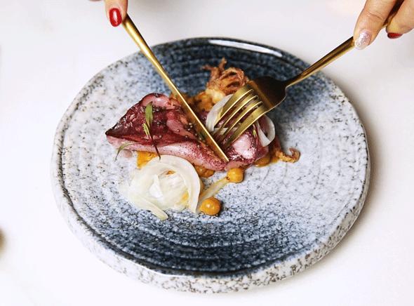 L+Mall的这家灵魂西班牙餐厅，竟要“摸黑”吃？！