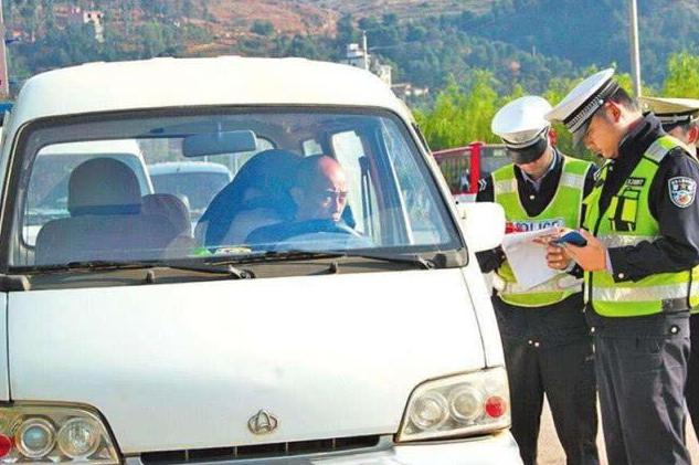 货运面包车拉人违规吗怎么处罚,面包车拉人载货怎么处罚