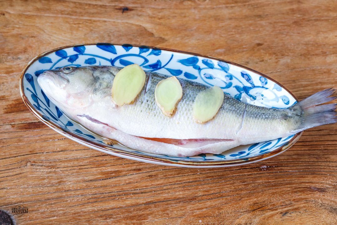 蒸鱼时先放蒸鱼豉油还是先淋热油,蒸鱼是先淋油还是先淋蒸鱼豉油