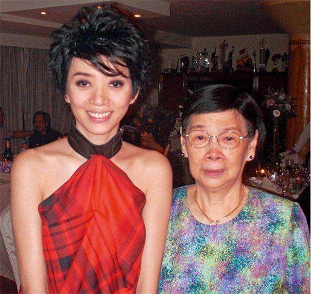 梅艳芳一生被母亲拖累,梅艳芳生前与家人的关系