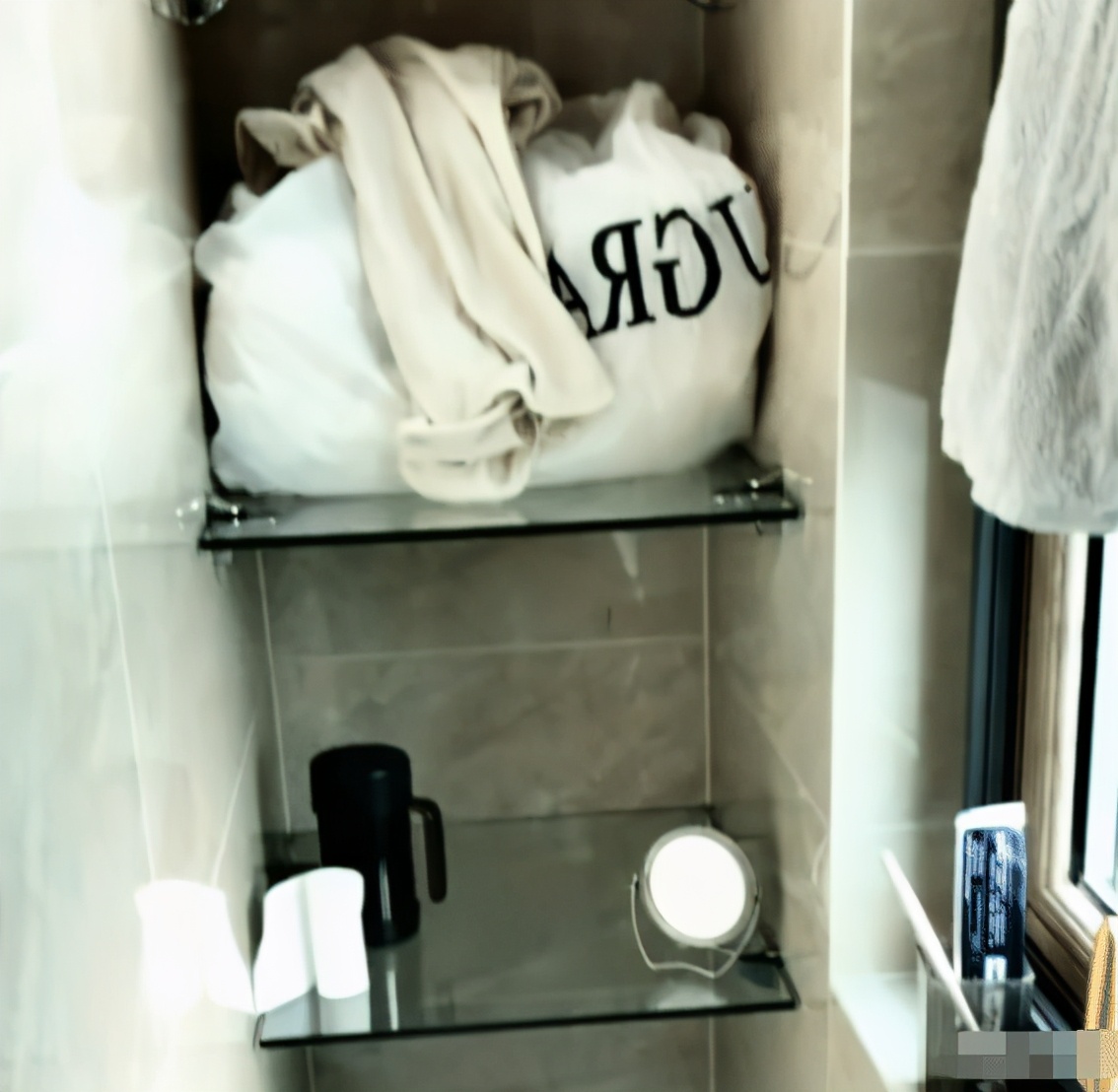 女朋友新买的衣服上有个洞，这是干啥用的？