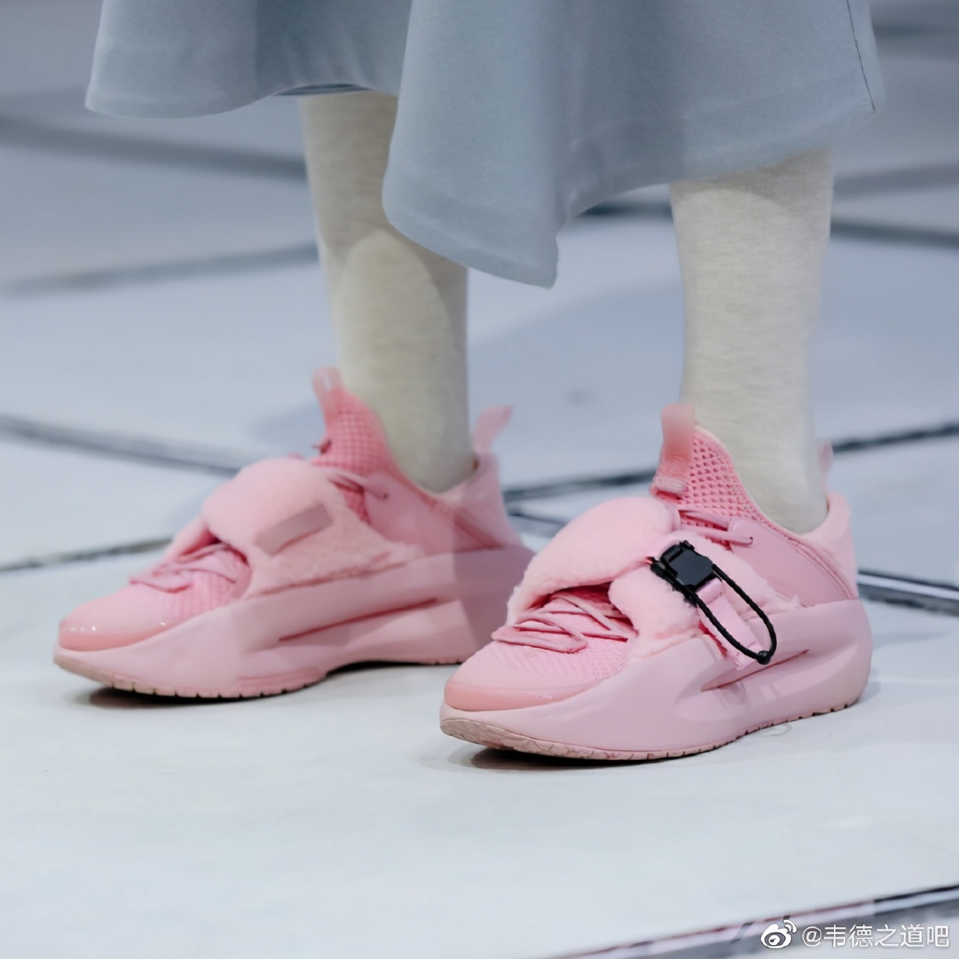 时装周新品拖鞋太帅了!外形惊喜,中底全掌䨻,这是李宁永远的神