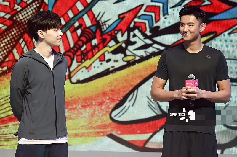 窦靖童门牙笑容灿烂,窦靖童磕破门牙