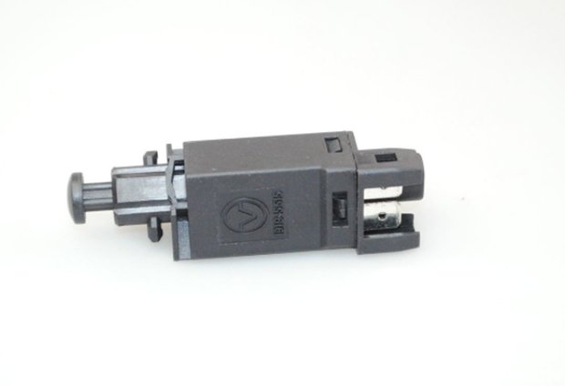 两侧刹车灯不亮高位刹车灯一直亮,刹车灯一直亮红灯怎么解决