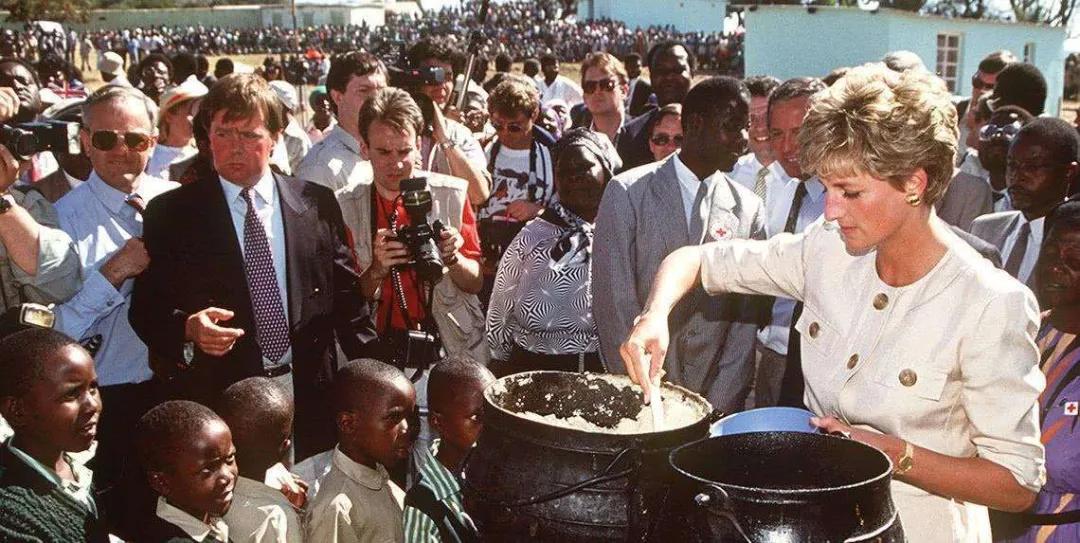 英国女王的传奇一生第一季,英国女王逗笑大家