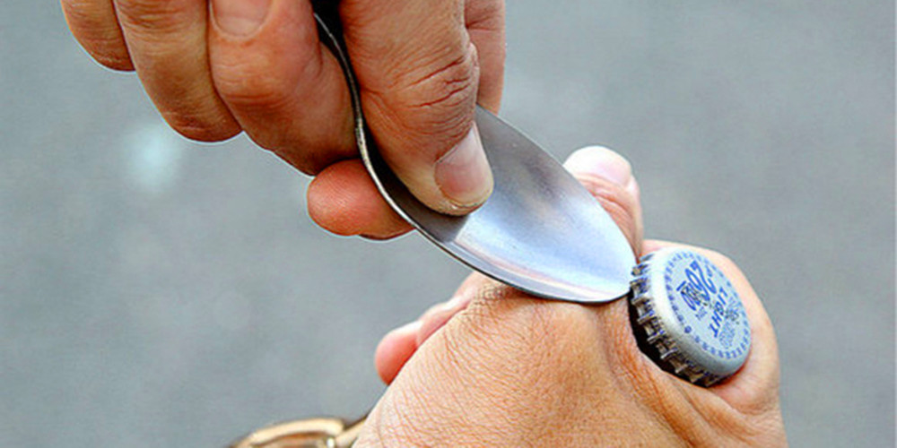 夏天来了,教你如何轻松打开啤酒盖,不用开瓶器也能轻松打开